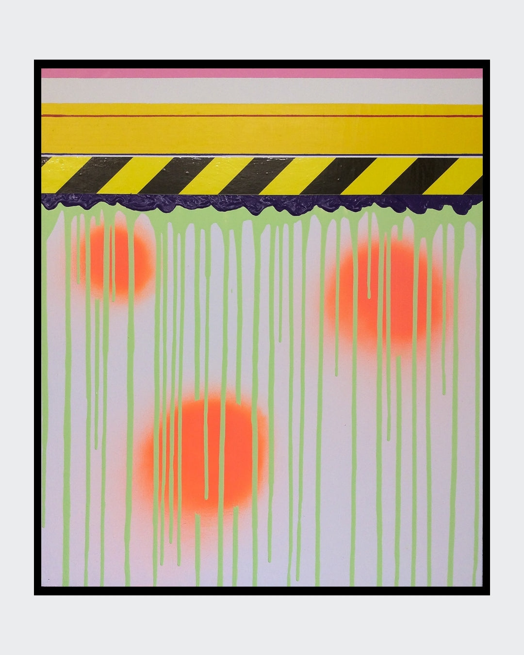 UNDONE 02 von Jens Joneleit, Mixed‑Media‑Unikat auf Leinwand 70 × 60 cm; pink‑gelber Balken, schwarz‑gelbes Signalband, reliefierte Kante, neon‑grüne Läufe, orange Halos | ARTSPACER