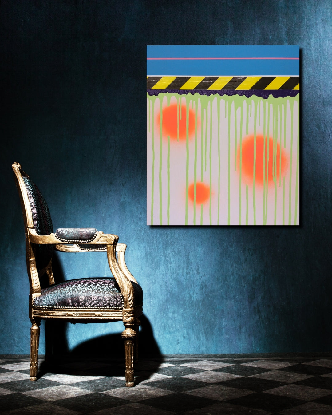 UNDONE 03 von Jens Joneleit, Mixed‑Media‑Unikat auf Leinwand 70 × 60 cm; blauer Balken mit pinker Linie, schwarz‑gelbes Signalband, neon‑grüne Läufe, drei orangefarbene Halos | ARTSPACER