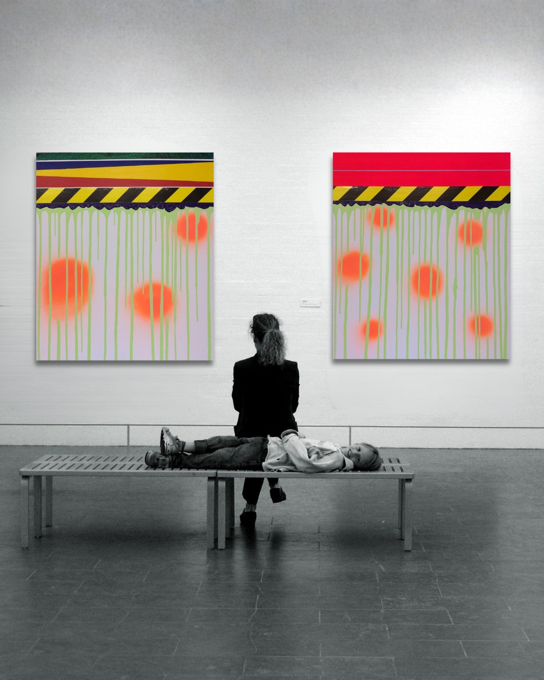 UNDONE 04von Jens Joneleit, Mixed‑Media‑Unikat auf Leinwand 70 × 60 cm; blauer Balken mit pinker Linie, schwarz‑gelbes Signalband, neon‑grüne Läufe, drei orangefarbene Halos | ARTSPACER