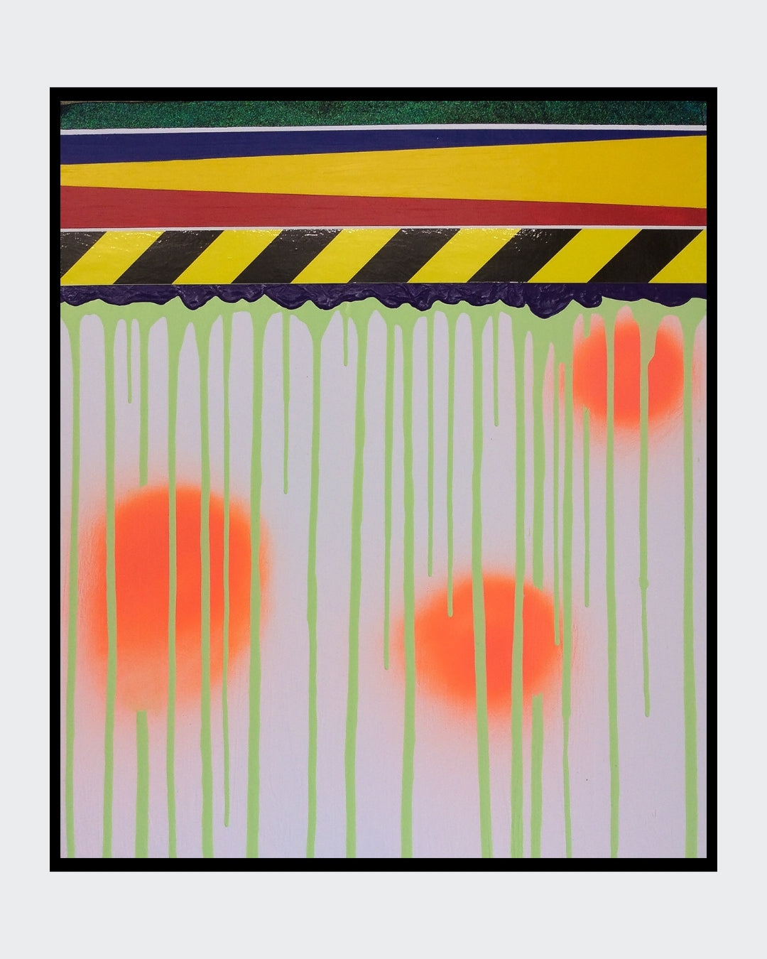 UNDONE 04 von Jens Joneleit, Mixed‑Media‑Unikat auf Leinwand 70 × 60 cm; oberes Register mit Signalband und Abschlusskante, darunter neon‑grüne Läufe auf hellem Feld; orangefarbene Halos | ARTSPACER