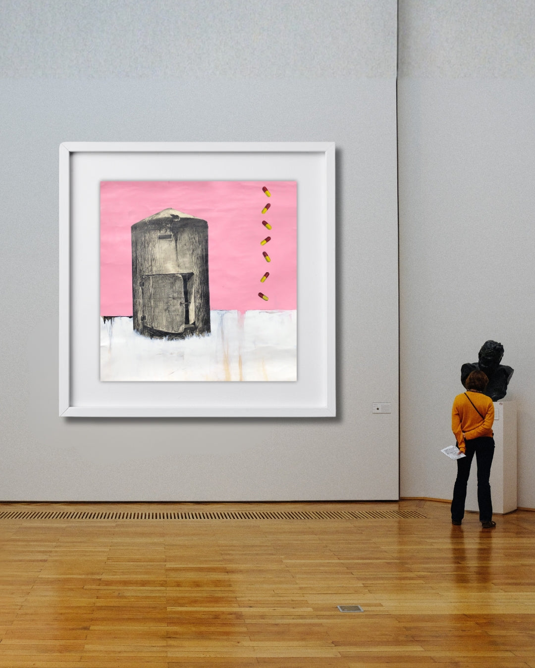 UNTITLED 01 von Jens Joneleit, Mixed‑Media‑Unikat auf Papier 138 × 135 cm; großes grauschwarzes Körper‑Motiv links auf rosa Grund, unten weißes Farbfeld; rechts vertikale Folge rot‑gelber, kapselartiger Zeichen | ARTSPACER