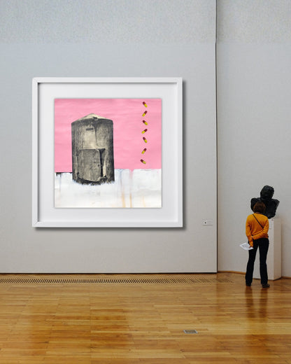 UNTITLED 01 von Jens Joneleit, Mixed‑Media‑Unikat auf Papier 138 × 135 cm; großes grauschwarzes Körper‑Motiv links auf rosa Grund, unten weißes Farbfeld; rechts vertikale Folge rot‑gelber, kapselartiger Zeichen | ARTSPACER