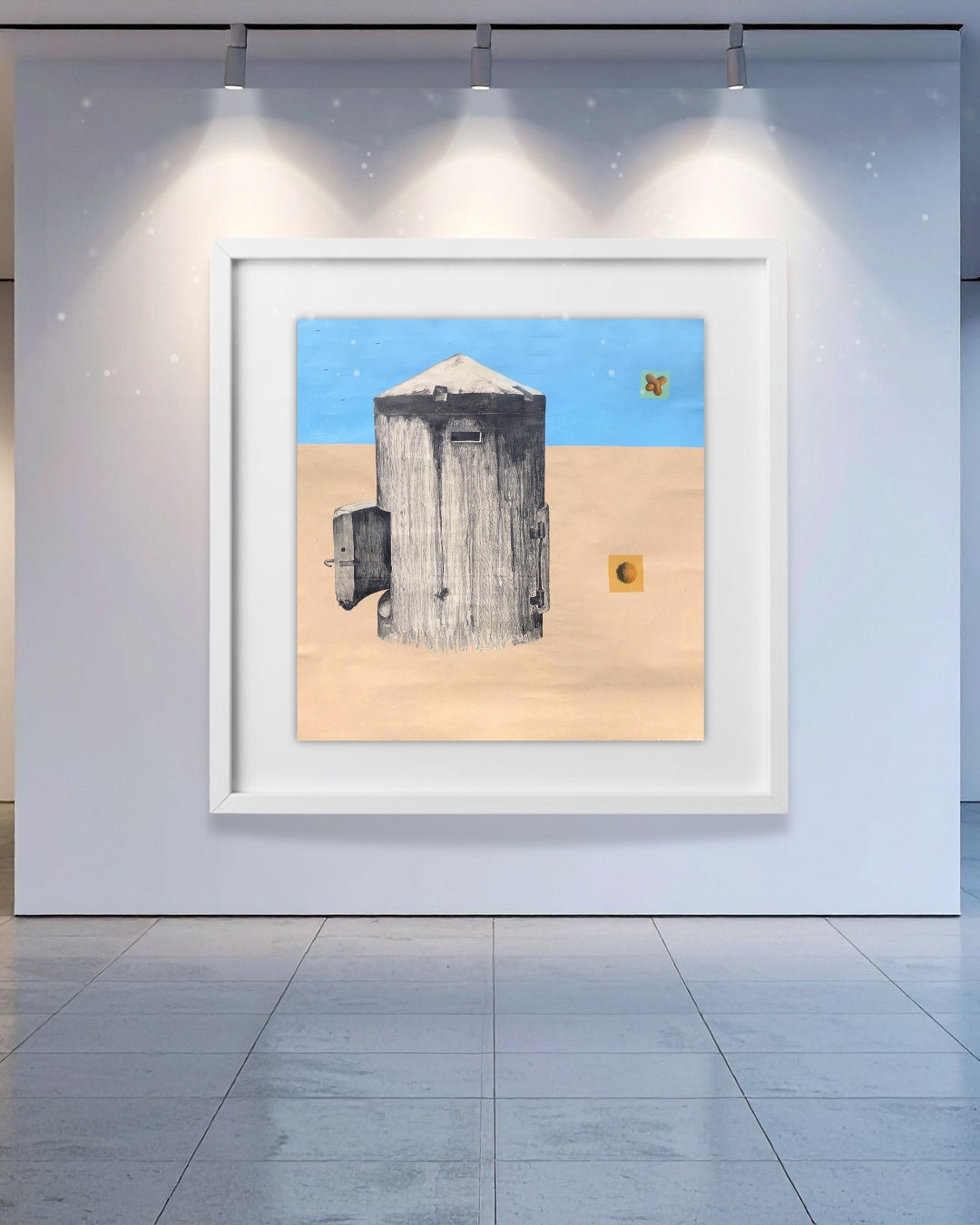 UNTITLED 02 von Jens Joneleit, Mixed‑Media‑Unikat auf Papier 138 × 135 cm; freistehende, grafitgraue Objektform links; oben breite Himmel‑Zone in Blau, darunter sandfarbener Grund; rechts zwei kleine Zeichenfelder (Motiv‑Quadrate) | ARTSPACER