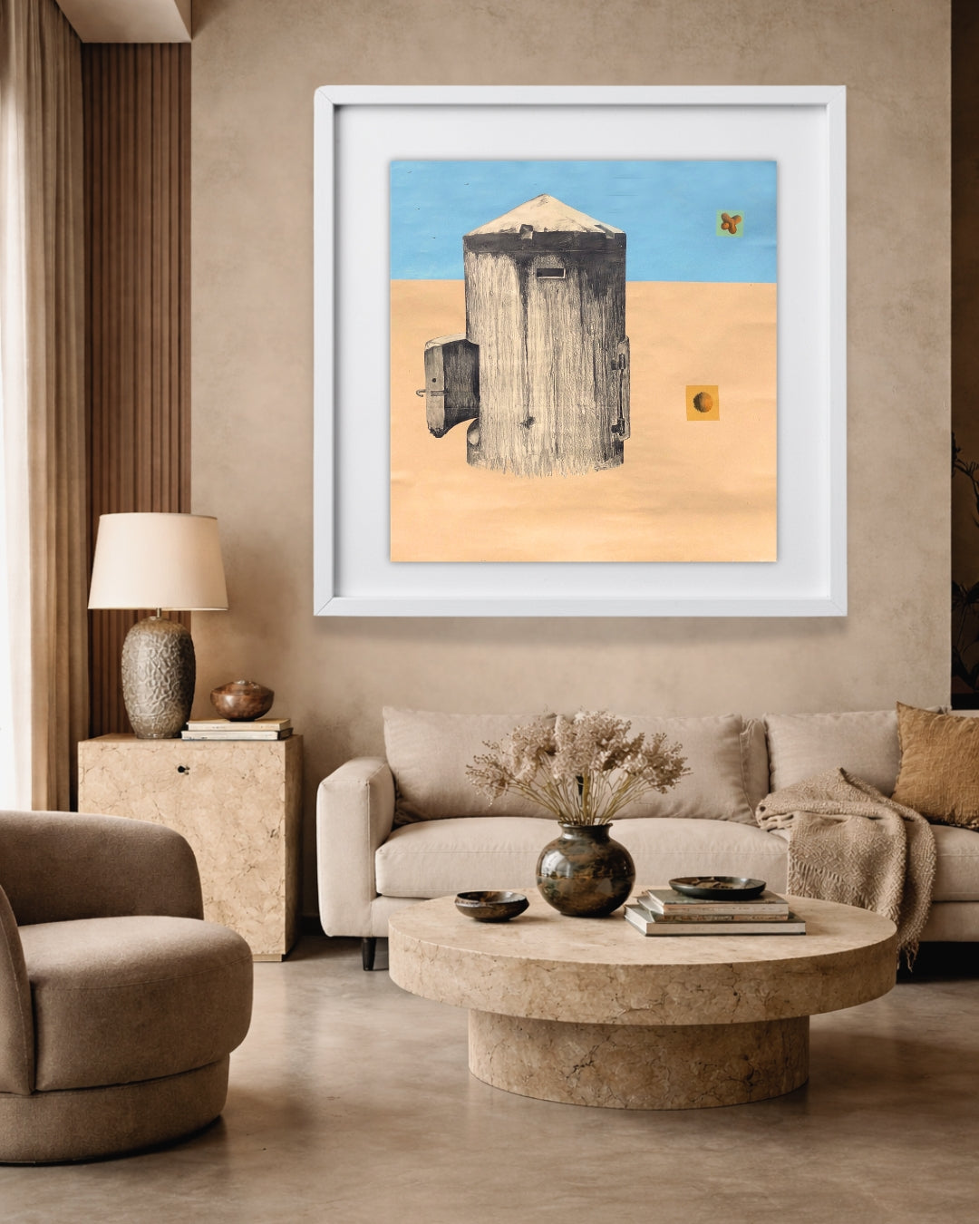 UNTITLED 02 von Jens Joneleit, Mixed‑Media‑Unikat auf Papier 138 × 135 cm; freistehende, grafitgraue Objektform links; oben breite Himmel‑Zone in Blau, darunter sandfarbener Grund; rechts zwei kleine Zeichenfelder (Motiv‑Quadrate) | ARTSPACER