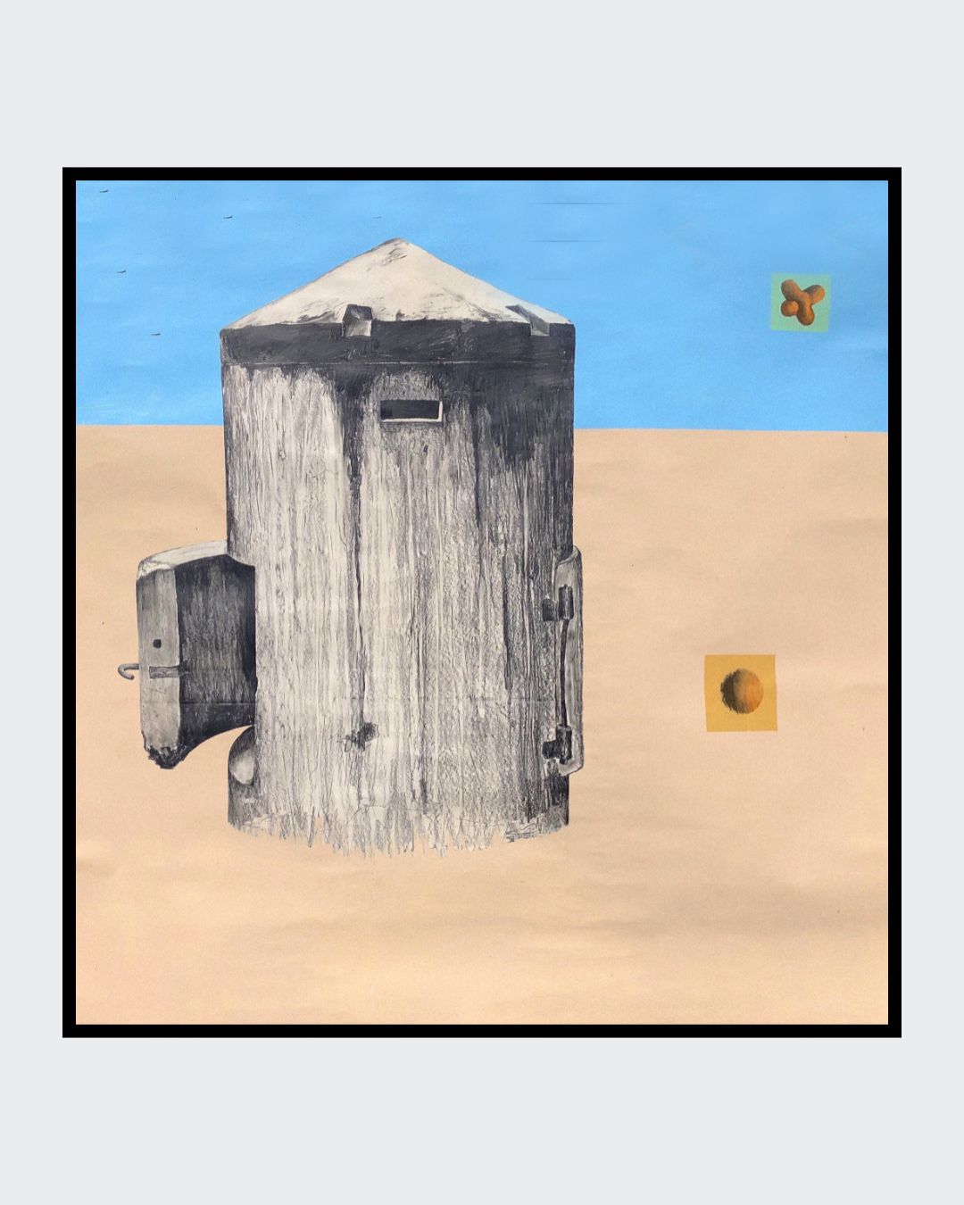 UNTITLED 02 von Jens Joneleit, Mixed‑Media‑Unikat auf Papier 138 × 135 cm; freistehende, grafitgraue Objektform links; oben breite Himmel‑Zone in Blau, darunter sandfarbener Grund; rechts zwei kleine Zeichenfelder (Motiv‑Quadrate) | ARTSPACER