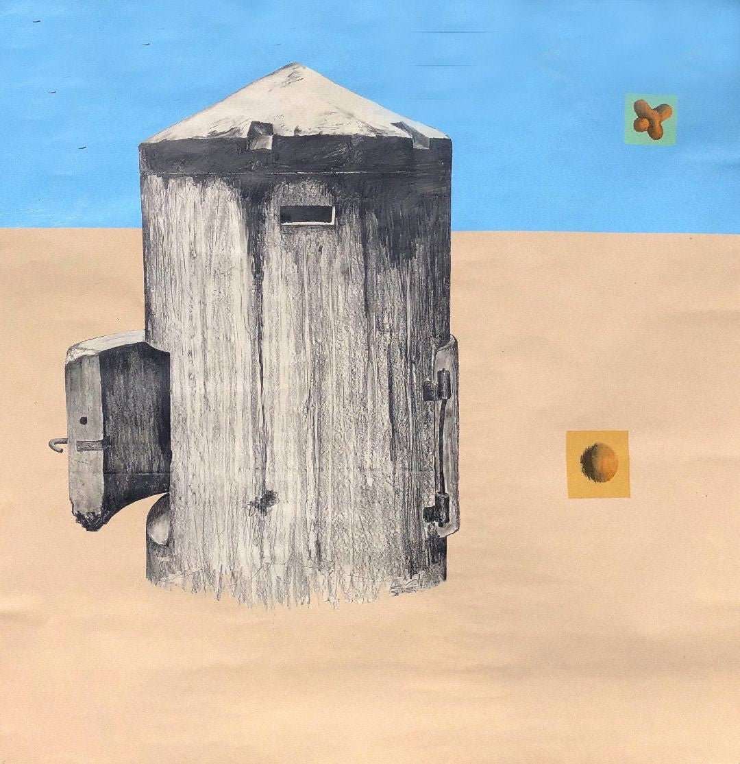 UNTITLED 02 von Jens Joneleit, Mixed‑Media‑Unikat auf Papier 138 × 135 cm; freistehende, grafitgraue Objektform links; oben breite Himmel‑Zone in Blau, darunter sandfarbener Grund; rechts zwei kleine Zeichenfelder (Motiv‑Quadrate) | ARTSPACER