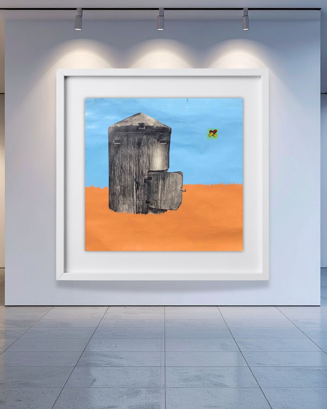 UNTITLED 03 von Jens Joneleit, Mixed‑Media‑Unikat auf Papier 138 × 135 cm; zentral ein großer, grafitgrauer, zylindrischer Korpus mit aufgeklapptem Flügel; oben weite Himmelszone in Blau, unten ruhiges Bodenfeld in Orange; rechts kleines farbiges Zeichenquadrat | ARTSPACER