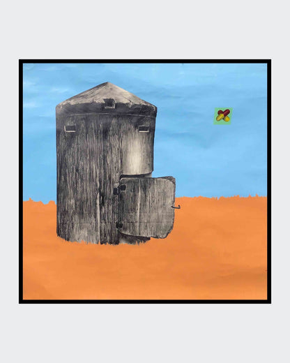 UNTITLED 03 von Jens Joneleit, Mixed‑Media‑Unikat auf Papier 138 × 135 cm; zentral ein großer, grafitgrauer, zylindrischer Korpus mit aufgeklapptem Flügel; oben weite Himmelszone in Blau, unten ruhiges Bodenfeld in Orange; rechts kleines farbiges Zeichenquadrat | ARTSPACER