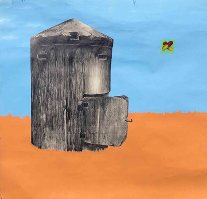 UNTITLED 03 von Jens Joneleit, Mixed‑Media‑Unikat auf Papier 138 × 135 cm; zentral ein großer, grafitgrauer, zylindrischer Korpus mit aufgeklapptem Flügel; oben weite Himmelszone in Blau, unten ruhiges Bodenfeld in Orange; rechts kleines farbiges Zeichenquadrat | ARTSPACER