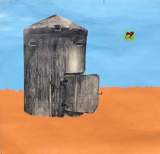 UNTITLED 03 von Jens Joneleit, Mixed‑Media‑Unikat auf Papier 138 × 135 cm; zentral ein großer, grafitgrauer, zylindrischer Korpus mit aufgeklapptem Flügel; oben weite Himmelszone in Blau, unten ruhiges Bodenfeld in Orange; rechts kleines farbiges Zeichenquadrat | ARTSPACER