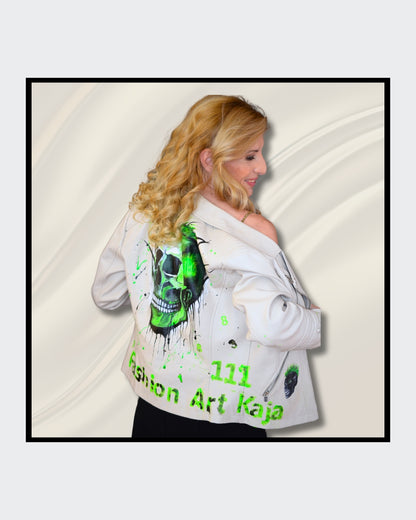 Fashionart von Kaja Schäfer: Eine Person trägt eine handbemalte weiße Bikerjacke mit grünem Totenkopf-Motiv. Das Gesicht ist verdeckt. Dieses Kunstwerk vereint mutige Farben und einzigartigen Stil.