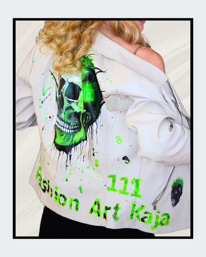 Fashionart von Kaja Schäfer: Eine Person trägt eine handbemalte weiße Bikerjacke mit grünem Totenkopf-Motiv. Dieses Kunstwerk vereint mutige Farben und einzigartigen Stil.