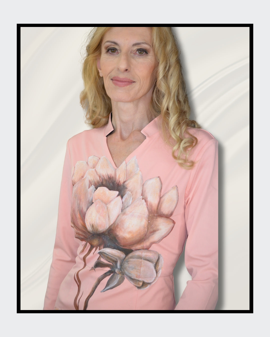 Handbemaltes Damenkleid in warmen Farben mit floralen Motiven. Das Kleid ist in Größe 36 erhältlich und besticht durch seine einzigartige Handarbeit. Künstlerin: Kaja Schäfer. Exklusiv in der Online-Galerie FEMARTSPACE.