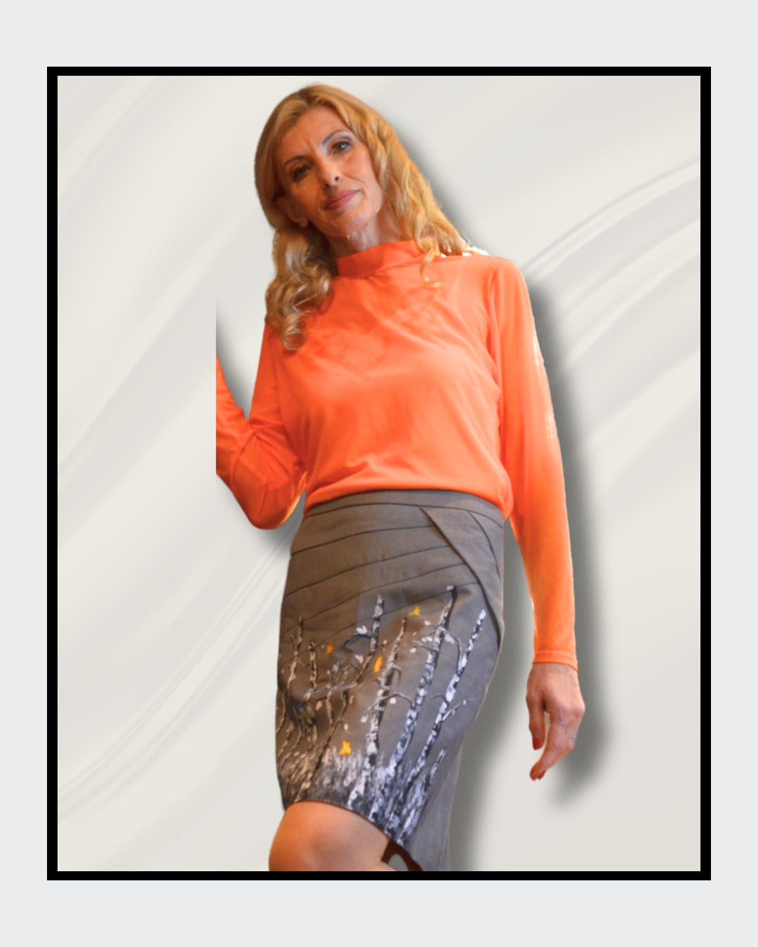 Handbemalter Damenrock in Schwarz-Weiß mit Birkenmotiven und orangefarbenen Details. Das Design ist inspiriert von der Natur und verleiht dem Rock einen einzigartigen Look. Fashion-Unikat in der Größe 36 von der Künstlerin Kaja Schäfer, exklusiv bei ARTSPACER.