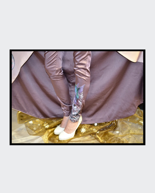 Fashionart von Kaja Schäfer: Ein handbemaltes Ensemble aus Kleid, Hose und Schal mit lebendigen Kolibris, Wassertropfen und Luftblasen auf hochwertigem Satin. Einzigartige Kunst und Mode vereint, im Artshop von “ARTSPACER”.