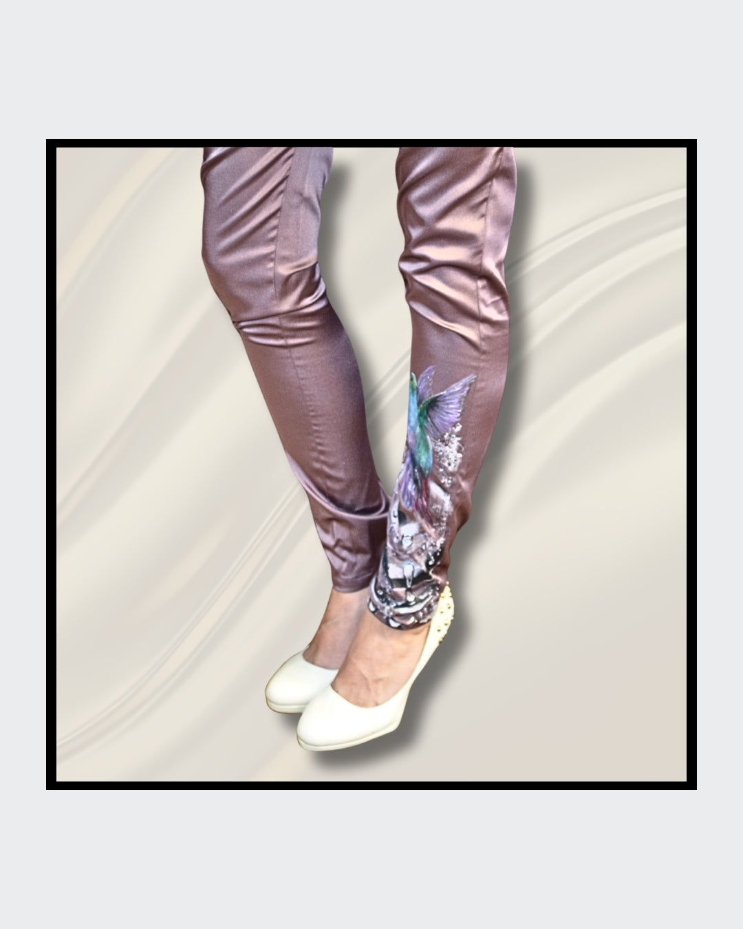 Fashionart von Kaja Schäfer: Ein handbemaltes Ensemble aus Kleid, Hose und Schal mit lebendigen Kolibris, Wassertropfen und Luftblasen auf hochwertigem Satin. Einzigartige Kunst und Mode vereint, im Artshop von “ARTSPACER”.