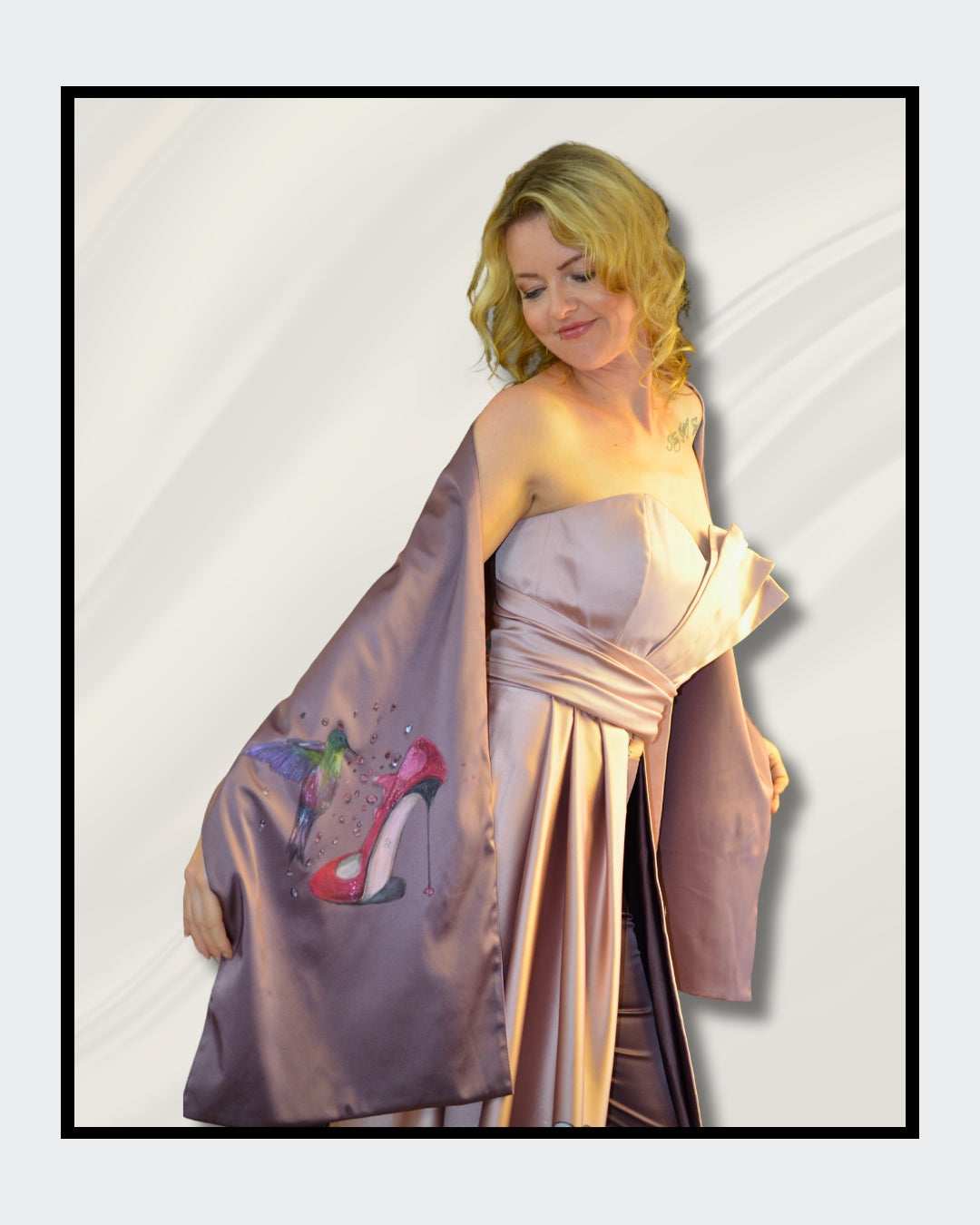 Fashionart von Kaja Schäfer: Ein handbemaltes Ensemble aus Kleid, Hose und Schal mit lebendigen Kolibris, Wassertropfen und Luftblasen auf hochwertigem Satin. Einzigartige Kunst und Mode vereint.
