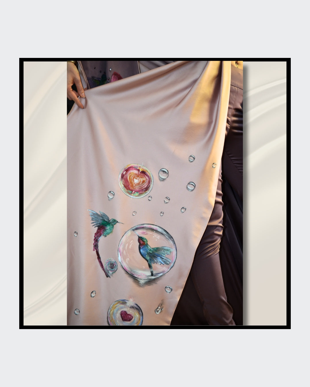 Fashionart von Kaja Schäfer: Ein handbemaltes Ensemble aus Kleid, Hose und Schal mit lebendigen Kolibris, Wassertropfen und Luftblasen auf hochwertigem Satin. Einzigartige Kunst und Mode vereint.