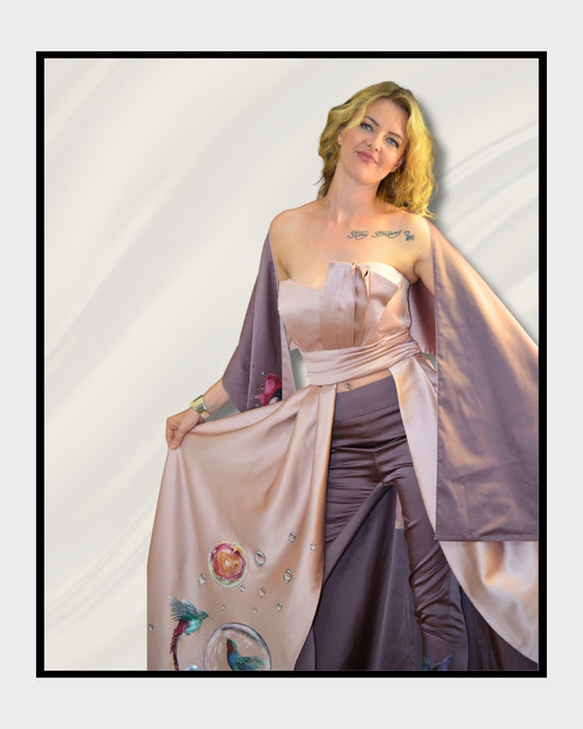 Fashionart von Kaja Schäfer: Ein handbemaltes Ensemble aus Kleid, Hose und Schal mit lebendigen Kolibris, Wassertropfen und Luftblasen auf hochwertigem Satin. Einzigartige Kunst und Mode vereint, im Artshop von “ARTSPACER”.