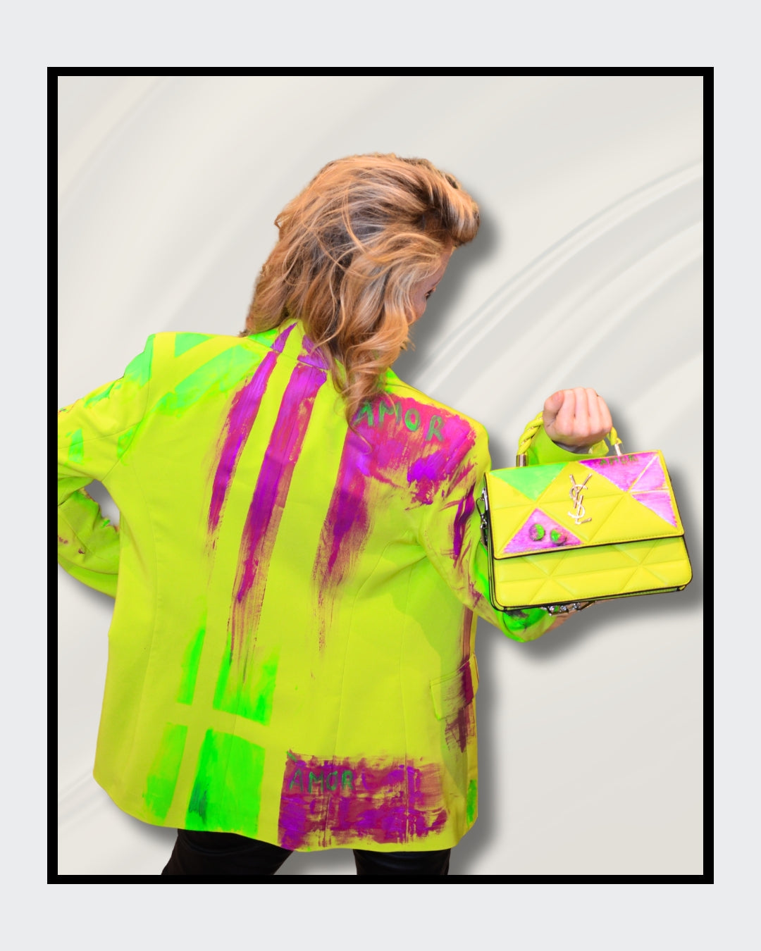 Fashionart von Kaja Schäfer: Eine Frau trägt eine leuchtend neongrüne Jacke mit pinken Akzenten und hält eine passende Tasche.  Dieses Kunstwerk vereint mutige Farben und einzigartigen Stil.