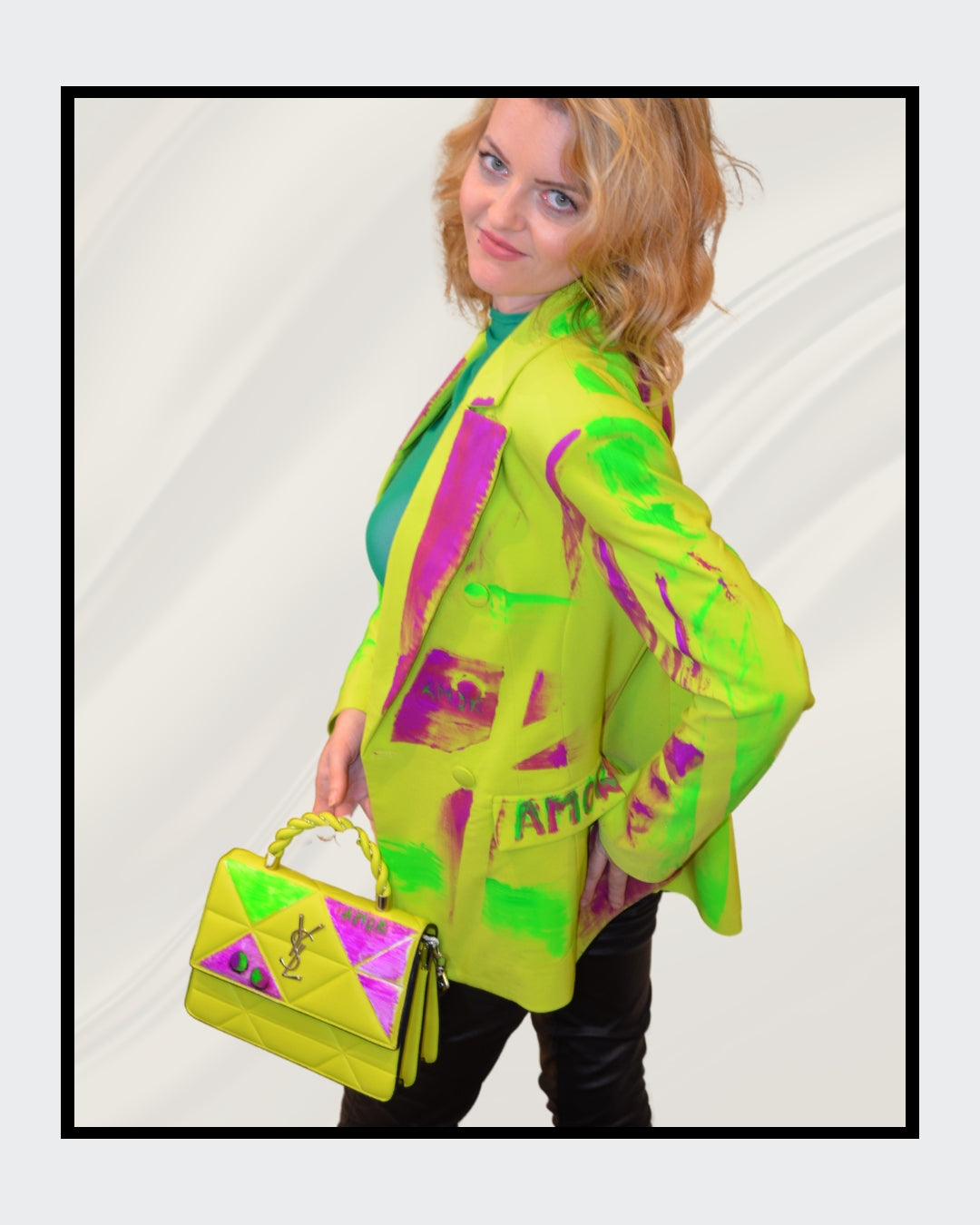 Fashionart von Kaja Schäfer: Eine Frau trägt eine leuchtend neongrüne Jacke mit pinken Akzenten und hält eine passende Tasche.  Dieses Kunstwerk vereint mutige Farben und einzigartigen Stil.