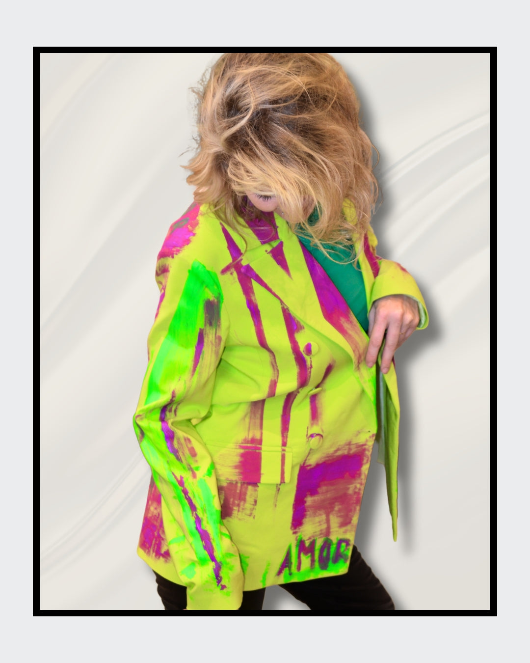 Fashionart von Kaja Schäfer: Eine Person trägt eine leuchtend bunte Neonjacke mit abstrakten Designs Das Gesicht ist verdeckt. Dieses Kunstwerk betont mutige Farben und einzigartigen Stil.