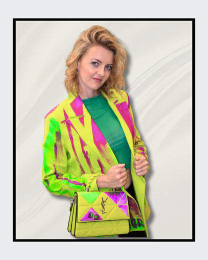 Fashionart von Kaja Schäfer: Eine Person trägt eine leuchtend bunte Neonjacke mit abstrakten Designs Das Gesicht ist verdeckt. Dieses Kunstwerk betont mutige Farben und einzigartigen Stil.
