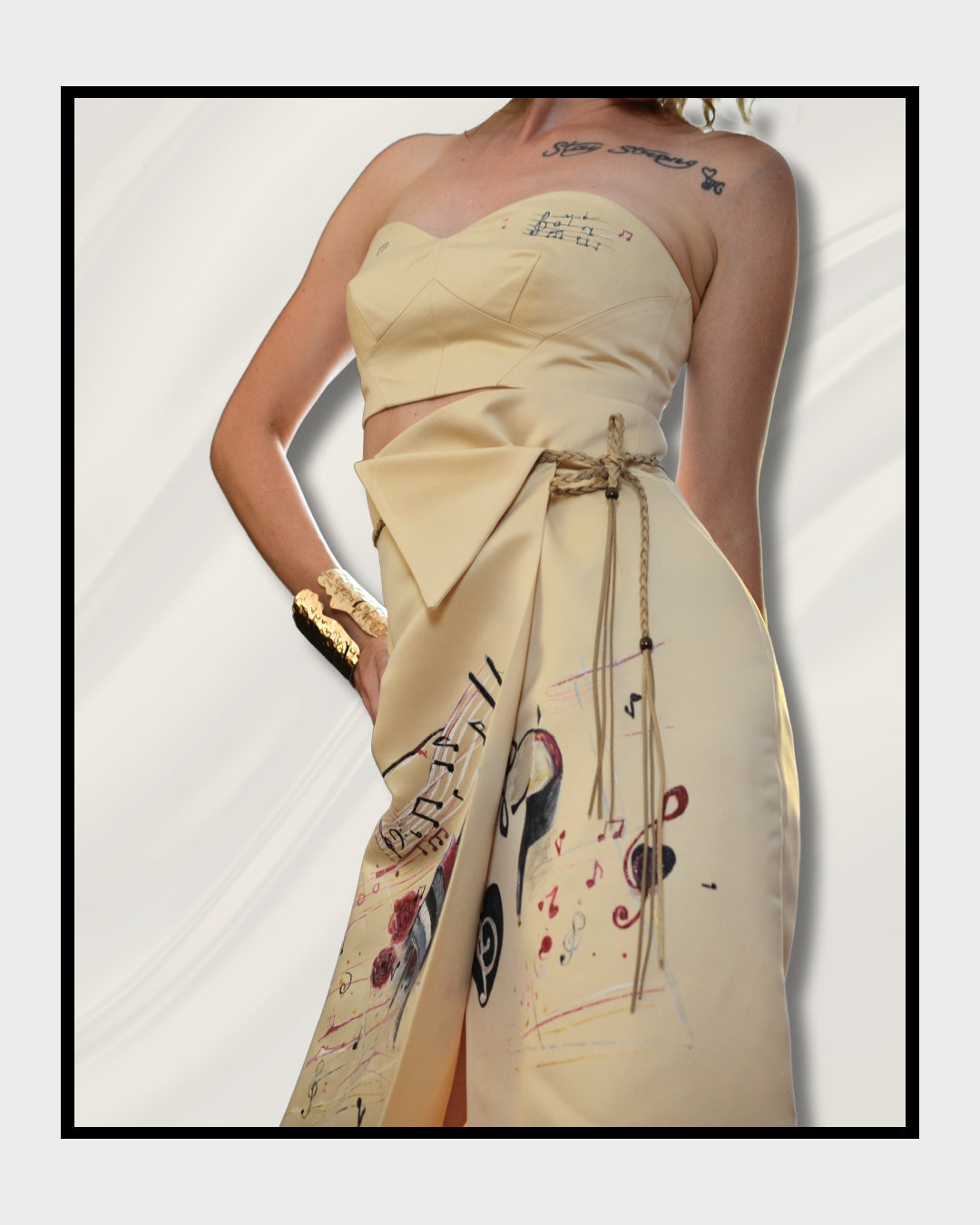 Handbemalte Unikate von Kaja Schäfer: Ein einzigartiges Fashionart-Werk, inspiriert von Adeles “Rolling in the Deep”. Der Rock und das Oberteil aus edlem Satin sind mit handgemalten Klavier- und Notenmotiven verziert. Ein Unikat, das Kunst und Mode vereint. 