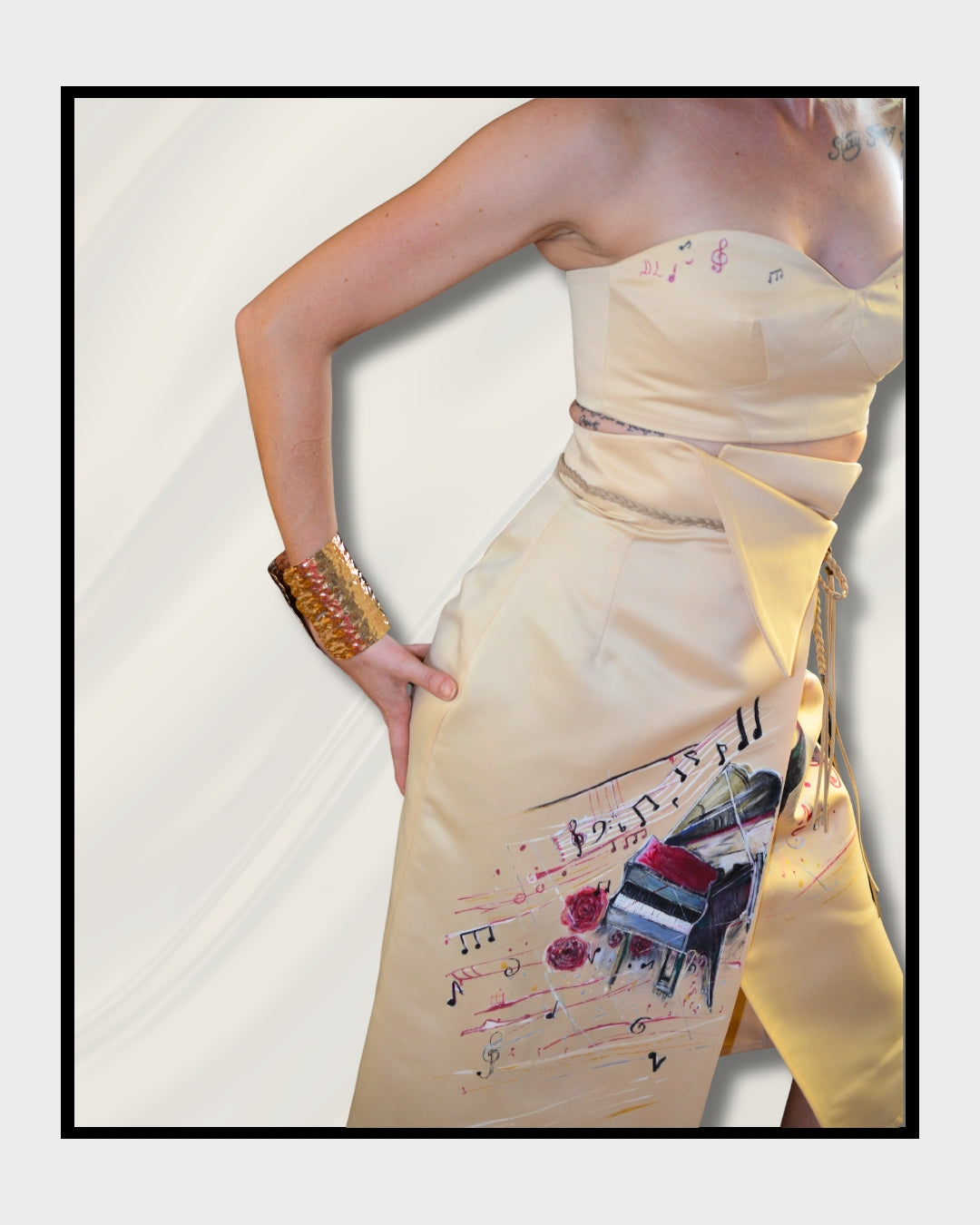 Handbemalte Unikate von Kaja Schäfer: Ein einzigartiges Fashionart-Werk, inspiriert von Adeles “Rolling in the Deep”. Der Rock und das Oberteil aus edlem Satin sind mit handgemalten Klavier- und Notenmotiven verziert. Ein Unikat, das Kunst und Mode vereint.