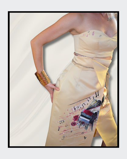 Handbemalte Unikate von Kaja Schäfer: Ein einzigartiges Fashionart-Werk, inspiriert von Adeles “Rolling in the Deep”. Der Rock und das Oberteil aus edlem Satin sind mit handgemalten Klavier- und Notenmotiven verziert. Ein Unikat, das Kunst und Mode vereint.