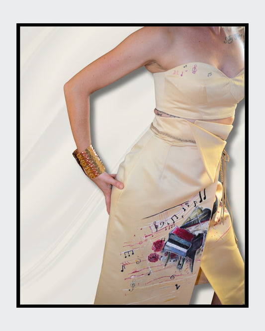 Handbemalte Unikate von Kaja Schäfer: Ein einzigartiges Fashionart-Werk, inspiriert von Adeles “Rolling in the Deep”. Der Rock und das Oberteil aus edlem Satin sind mit handgemalten Klavier- und Notenmotiven verziert. Ein Unikat, das Kunst und Mode vereint.