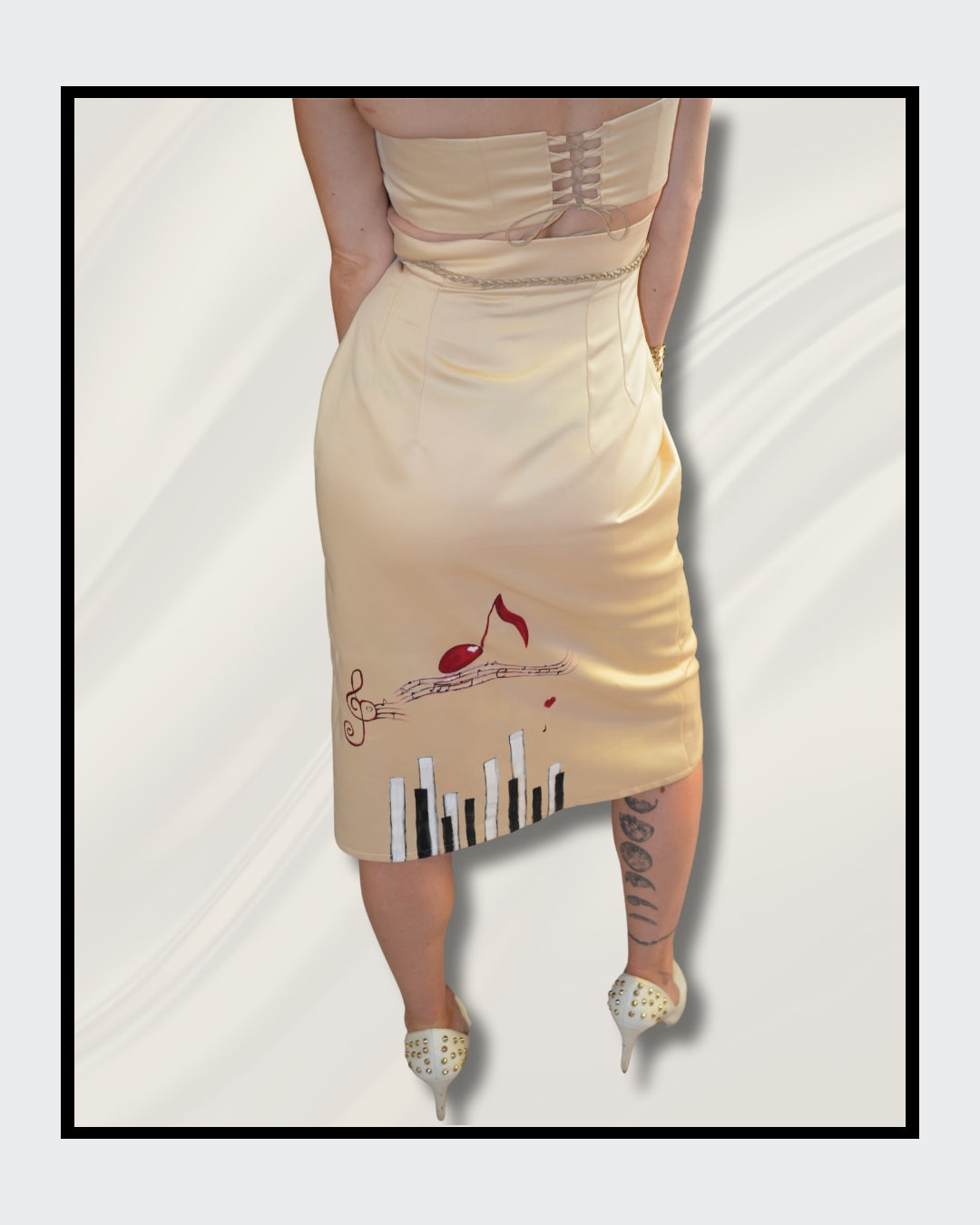 Handbemalte Unikate von Kaja Schäfer: Ein einzigartiges Fashionart-Werk, inspiriert von Adeles “Rolling in the Deep”. Der Rock und das Oberteil aus edlem Satin sind mit handgemalten Klavier- und Notenmotiven verziert. Ein Unikat, das Kunst und Mode vereint. 
