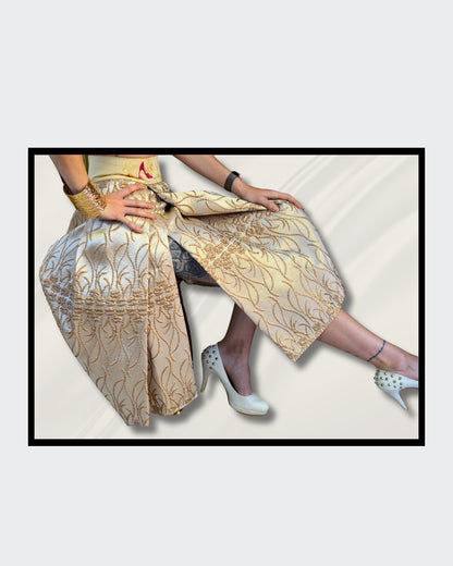 Handbemalte Unikate von Kaja Schäfer: “The Golden Rock” – Ein handbemalter, luxuriöser Brokatrock mit individuellen Details am Bund. Ein einzigartiges Kunstwerk, das Kreativität und handwerkliche Meisterschaft vereint. Ideal für Frauen, die Mode als Ausdruck ihrer Persönlichkeit sehen. 