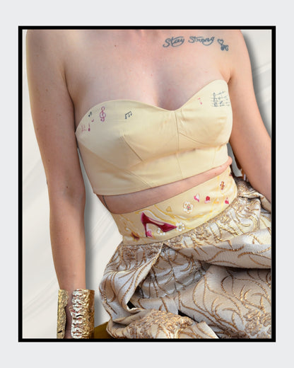 Handbemalte Unikate von Kaja Schäfer: “The Golden Rock” – Ein handbemalter, luxuriöser Brokatrock mit individuellen Details am Bund. Ein einzigartiges Kunstwerk, das Kreativität und handwerkliche Meisterschaft vereint. Ideal für Frauen, die Mode als Ausdruck ihrer Persönlichkeit sehen. 