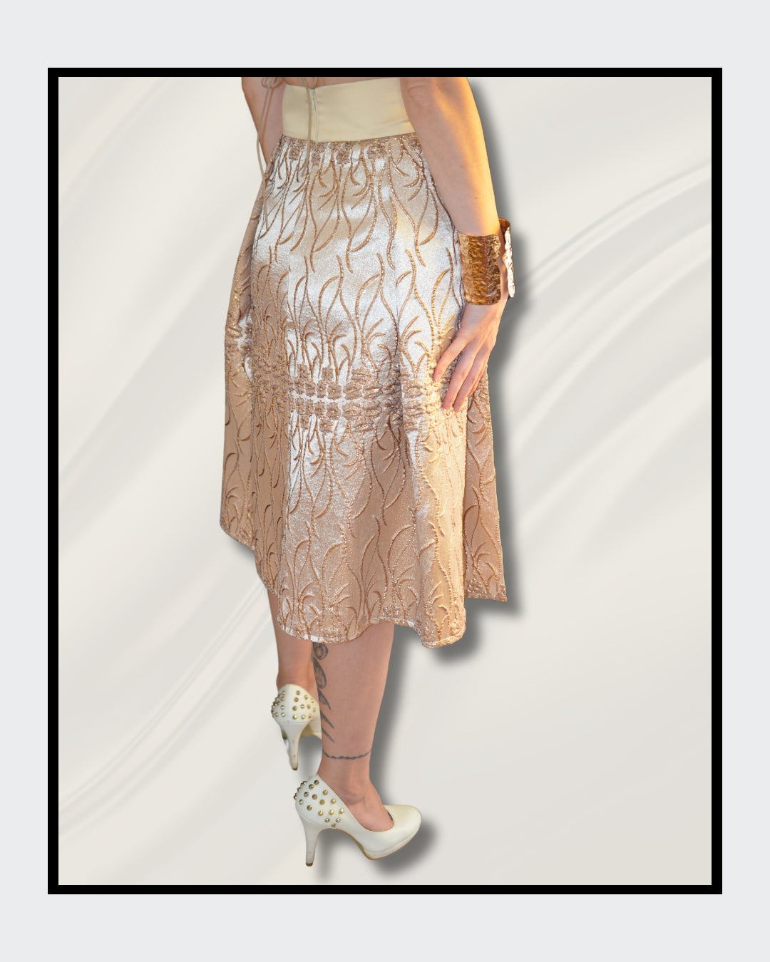 Handbemalte Unikate von Kaja Schäfer: “The Golden Rock” – Ein handbemalter, luxuriöser Brokatrock mit individuellen Details am Bund. Ein einzigartiges Kunstwerk, das Kreativität und handwerkliche Meisterschaft vereint. Ideal für Frauen, die Mode als Ausdruck ihrer Persönlichkeit sehen. 