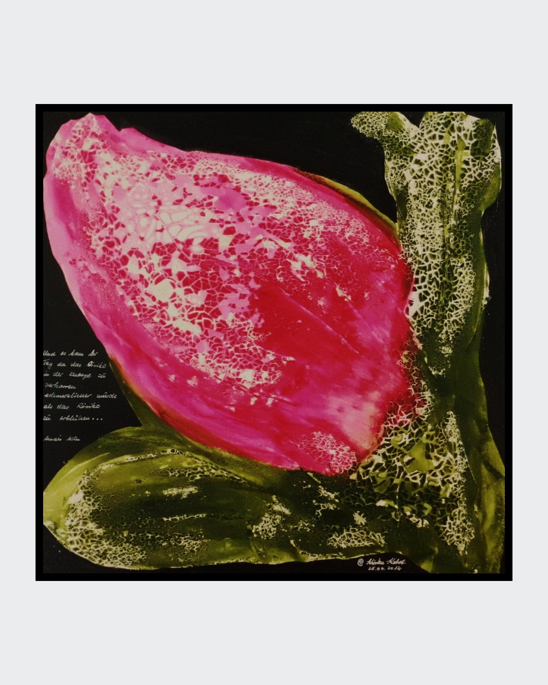 Abstraktes, quadratisches Gemälde "DIE KNOSPE" (60x60 cm) von Kirsten Kohrt: Eine strukturreiche Mischtechnik auf Leinwand mit Aquarellpigmenten, Perlmuttflocken und Grafikliner. Inspiriert von Anais Nin und dem Mut zum Erblühen.