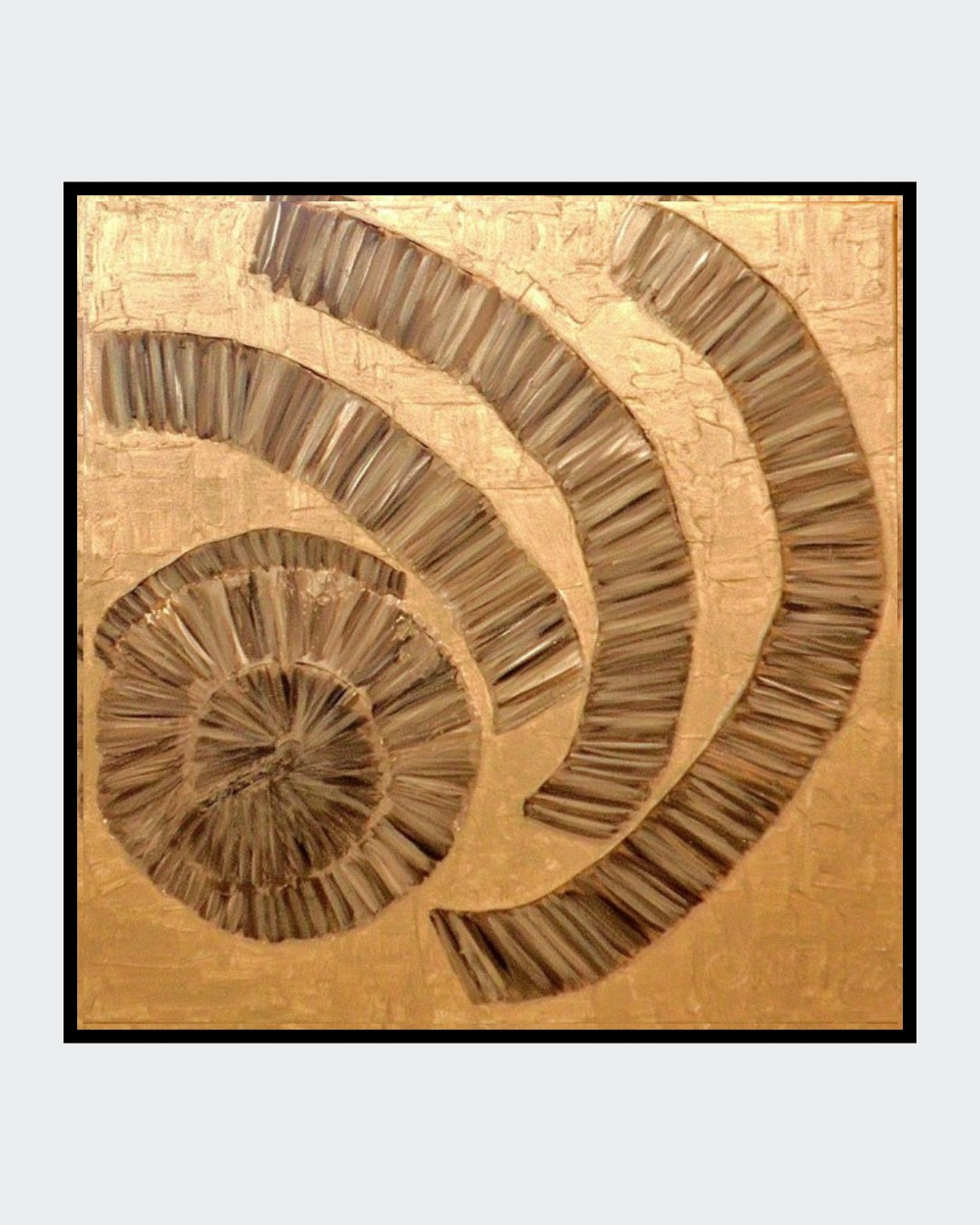 Fossile Fragmente“ – Mischtechnik mit Sandstruktur, 80 × 80 cm; reliefartige, erdige Oberfläche.