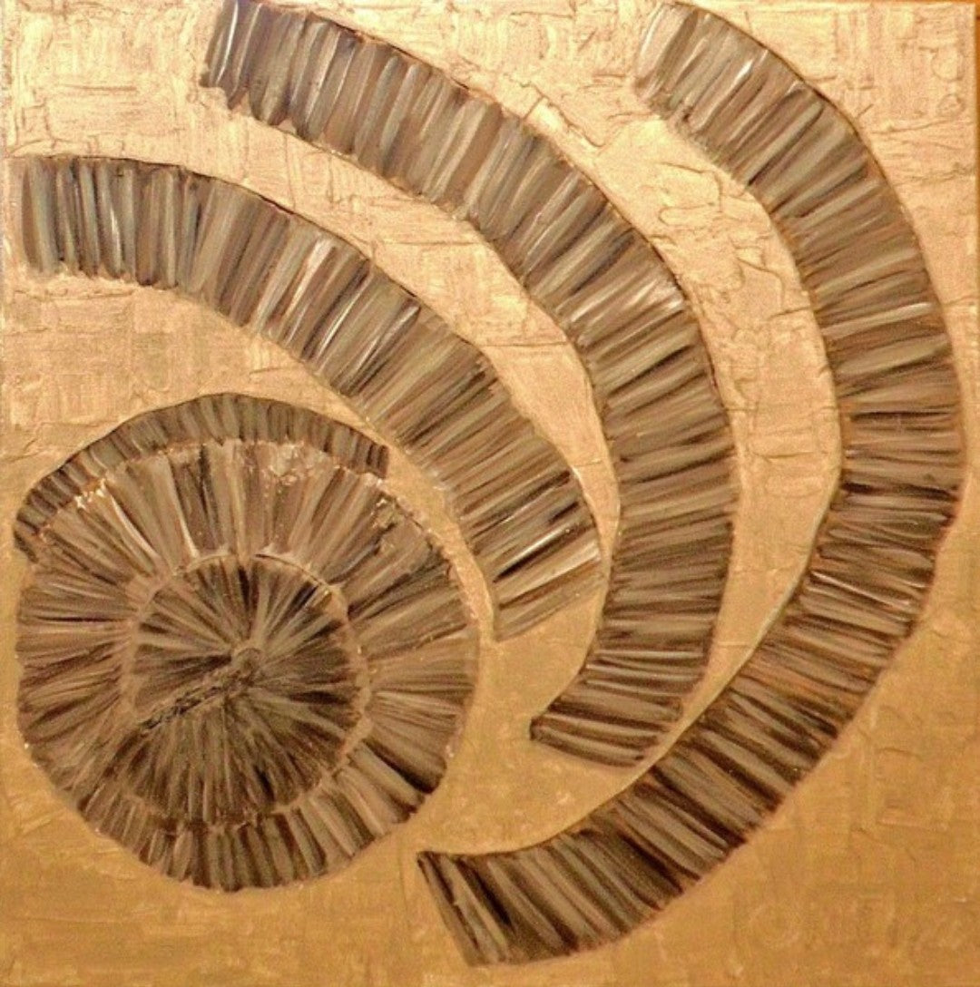 Fossile Fragmente“ – Mischtechnik mit Sandstruktur, 80 × 80 cm; reliefartige, erdige Oberfläche.