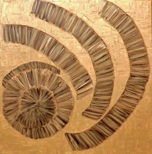 Fossile Fragmente“ – Mischtechnik mit Sandstruktur, 80 × 80 cm; reliefartige, erdige Oberfläche.