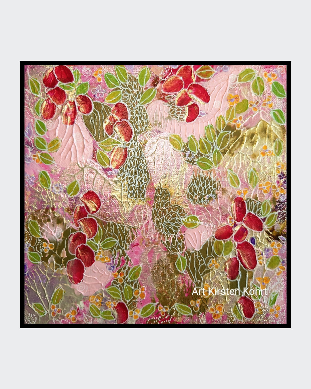 Abstraktes Gemälde "Fülle" (20x20 cm) von Kirsten Kohrt: stilisierte rote Früchte und grüne Blätter auf einem rosa-goldenen Hintergrund mit floralen Elementen. Acryl auf Leinwand.