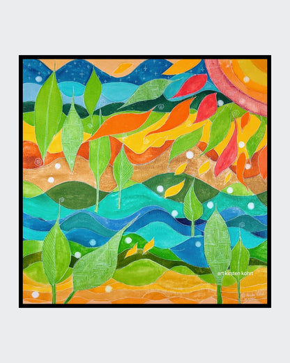 Ein abstraktes Aquarell- und Tuschegemälde von Kirsten Kort mit dem Titel 'Harmonie der Elemente'. Es zeigt eine lebendige Landschaft mit stilisierten grünen Blättern und Bäumen, die sich über gewellte Hügel und Wassermotive in verschiedenen Blau-, Grün-, Orange- und Gelbtönen erstrecken. Ein abstraktes orange-rotes Sonnensymbol ist oben rechts platziert. Das Werk hat eine Größe von 60x60 cm.