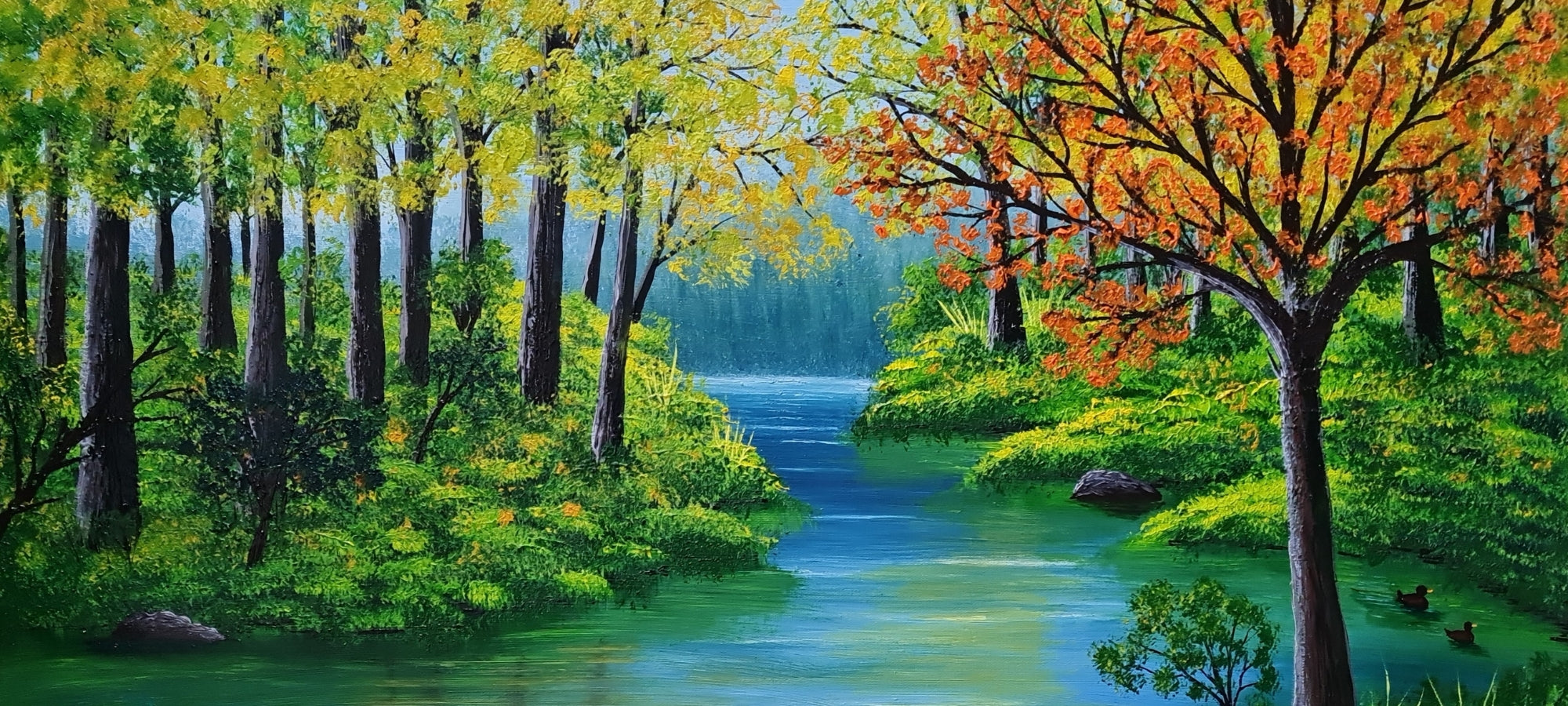 Lisa Taher: Ein friedliches Landschaftsgemälde zeigt einen sanften, bläulich-grauen Fluss, der sich durch eine grüne Uferlandschaft schlängelt. Üppige grüne Bäume säumen beide Seiten des Flusses. Im Vordergrund blühen bunte Blumen in Rot und Gelb. Der Himmel ist in sanften Rosa- und Gelbtönen der Morgen- oder Abenddämmerung gehalten.