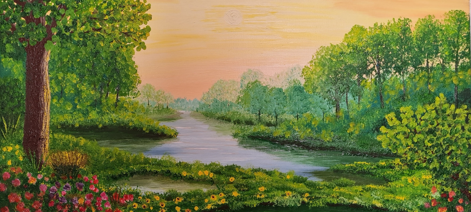Lisa Taher: Ein friedliches Landschaftsgemälde zeigt einen sanften, bläulich-grauen Fluss, der sich durch eine grüne Uferlandschaft schlängelt. Üppige grüne Bäume säumen beide Seiten des Flusses. Im Vordergrund blühen bunte Blumen in Rot und Gelb. Der Himmel ist in sanften Rosa- und Gelbtönen der Morgen- oder Abenddämmerung gehalten.