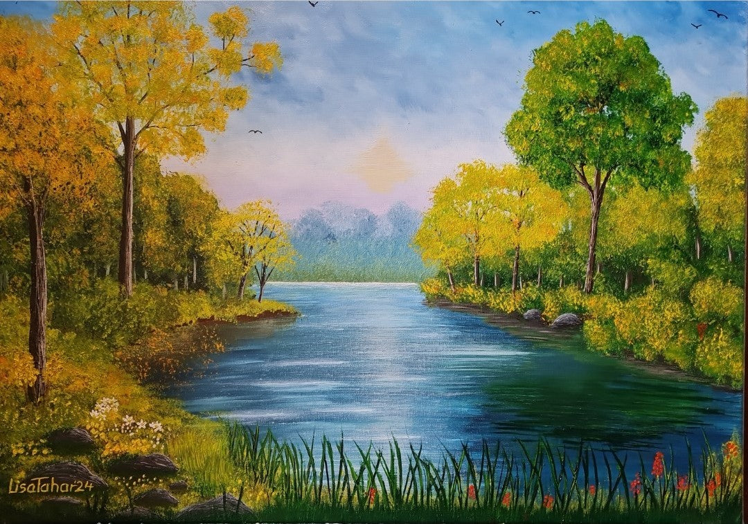 Lisa Taher, 'Der Herbst kommt': Ein friedliches Landschaftsgemälde, das einen sanft fließenden, blauen Fluss zeigt, der von herbstlicher Vegetation gesäumt ist. Die Bäume auf beiden Seiten präsentieren ein buntes Laubkleid in Gelb-, Orange- und Grüntönen. Im Vordergrund wachsen grüne Gräser und vereinzelt rote Blüten am Ufer. Der Himmel ist hellblau mit einigen zarten weißen Wolken und der Andeutung einer blassen Sonne am Horizont. Einige dunkle Vögel ziehen über den Himmel.