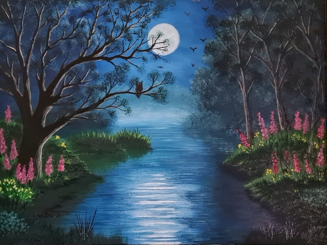 Lisa Taher, 'Helle Vollmondnacht': Ein stimmungsvolles Nachtbild mit einem hell leuchtenden Vollmond, der hoch am dunklen Himmel steht. Sein silbernes Licht spiegelt sich auf einem ruhigen, dunklen Fluss oder See, der sich durch eine nächtliche Landschaft schlängelt. Am Ufer stehen dunkle Bäume mit kahlen Ästen, auf einem Ast links sitzt eine dunkle Silhouette, möglicherweise eine Eule. Am Ufer blühen vereinzelt rote und gelbe Blumen. Über dem Mond sind einige dunkle Vögel im Flug zu sehen.