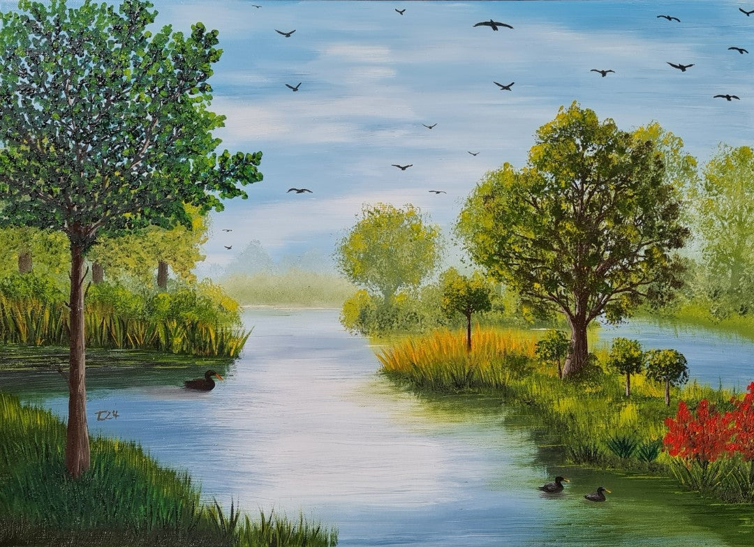 Lisa Taher, 'Am Weiher': Ein friedliches Landschaftsgemälde, das einen ruhigen Weiher zeigt, der sich durch eine grüne Landschaft schlängelt. Am Ufer stehen Bäume mit dichtem, grünem Blätterwerk. Im Wasser schwimmen dunkle Enten. Über dem Weiher erstreckt sich ein heller, leicht bewölkter Himmel, in dem mehrere dunkle Vögel fliegen.