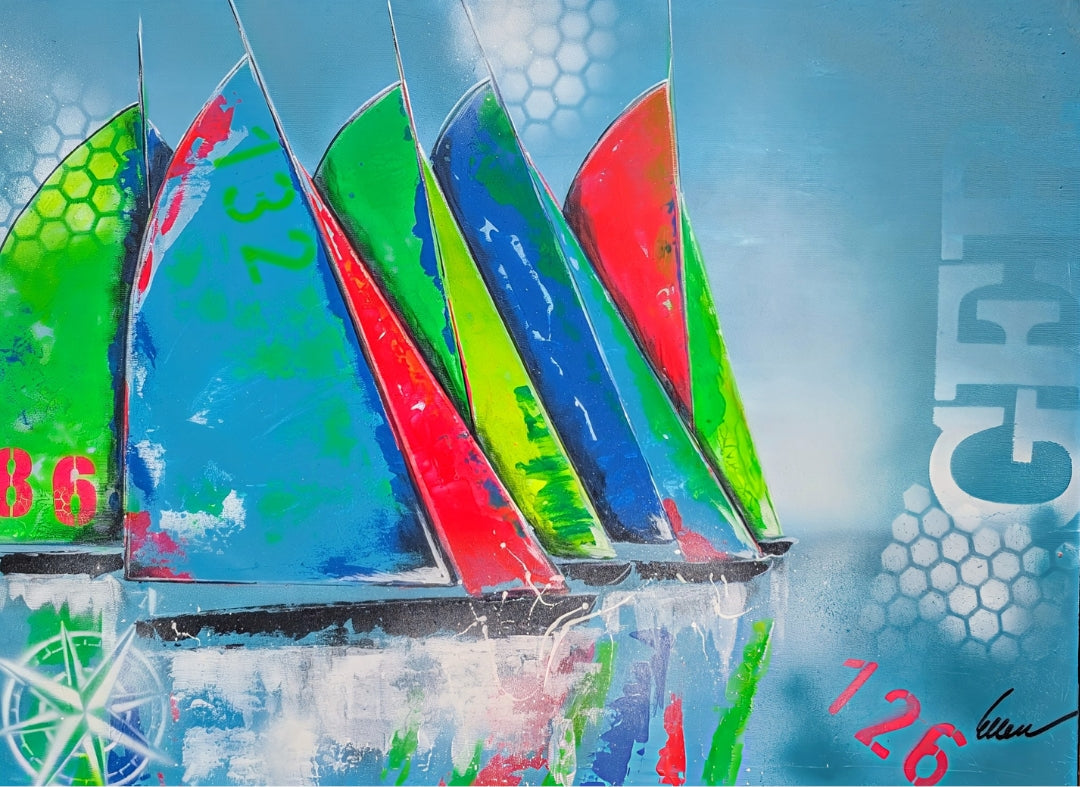 Abstrakte Acrylmalerei mit stilisierten Segelbooten in leuchtendem Blau, Grün, Rot und Gelb vor türkisfarbenem Hintergrund mit grafischen Zahlen- und Schablonenelementen.