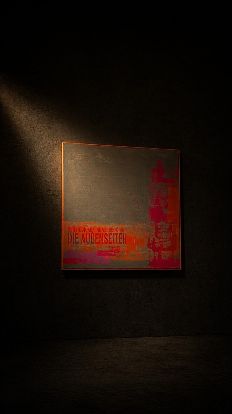 Abstraktes Gemälde in Grau- und Taupetönen mit neonpinken und orangefarbenen Farbflächen, typografischen Elementen und vertikaler pinker Form am rechten Bildrand.