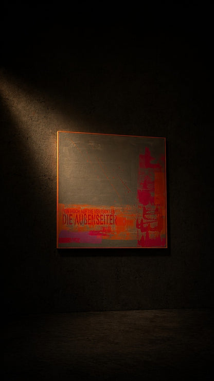 Abstraktes Gemälde in Grau- und Taupetönen mit neonpinken und orangefarbenen Farbflächen, typografischen Elementen und vertikaler pinker Form am rechten Bildrand.