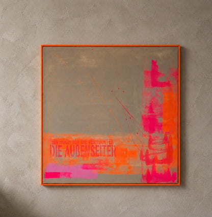 Abstraktes Gemälde in Grau- und Taupetönen mit neonpinken und orangefarbenen Farbflächen, typografischen Elementen und vertikaler pinker Form am rechten Bildrand.